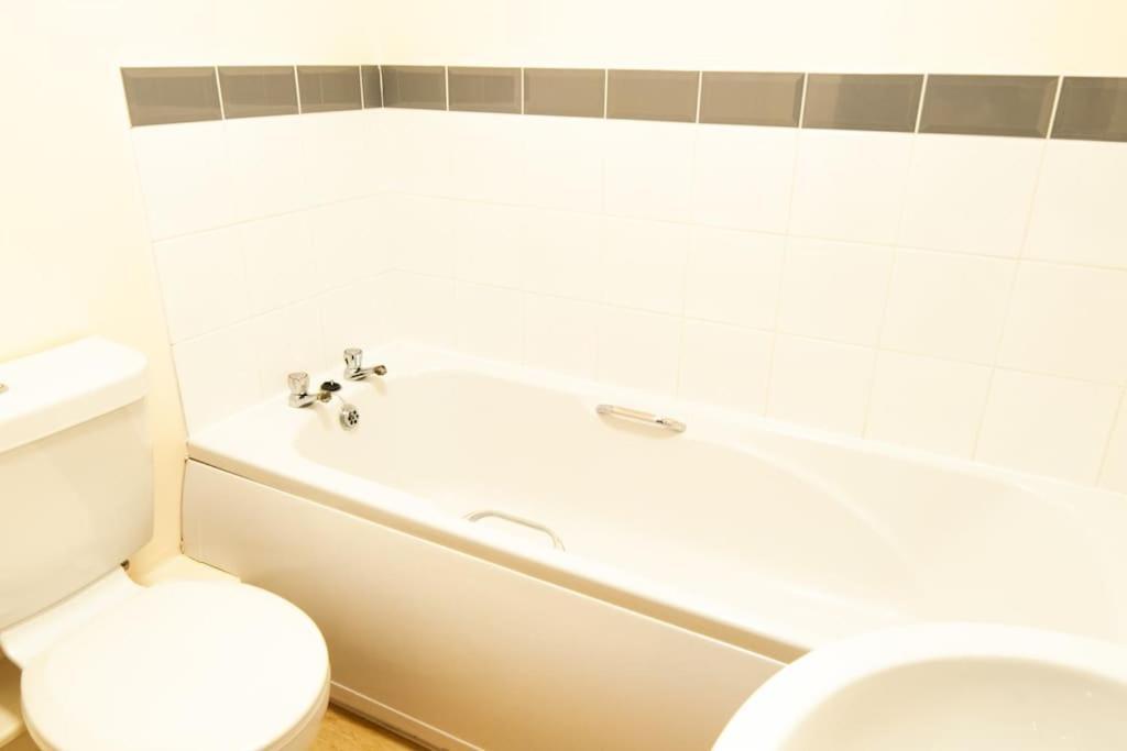 *New* 2-Bed Modern Apartment バートン・アポン・トレント エクステリア 写真