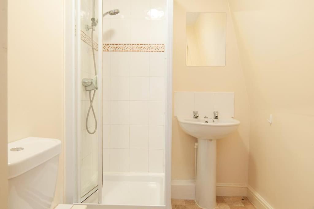 *New* 2-Bed Modern Apartment バートン・アポン・トレント エクステリア 写真
