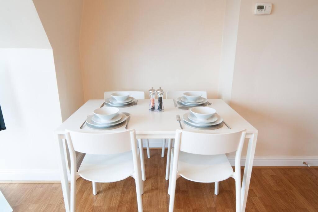 *New* 2-Bed Modern Apartment バートン・アポン・トレント エクステリア 写真